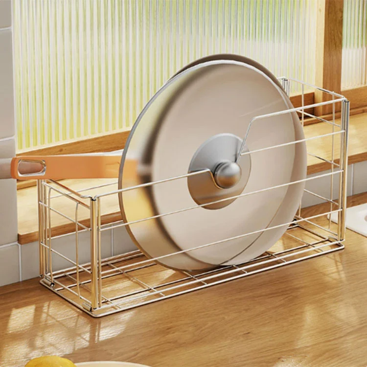 Kodėl organizuotai virtuvei verta rinktis universalų puodų ir keptuvių laikymo lentyną?